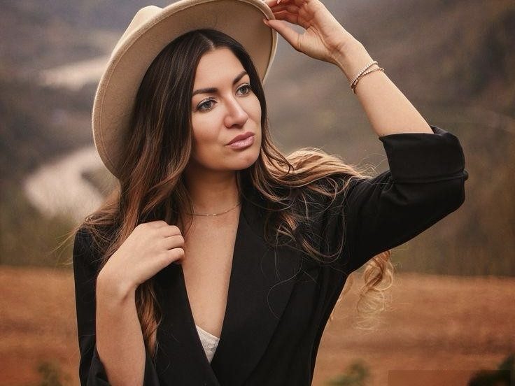 Jodie content creator in Africa on safari